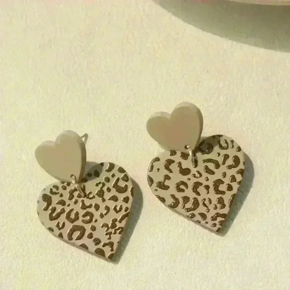 Adorable Heart-Shaped Leopard Pattern Dangle Earrings - Picture 4 of 5
